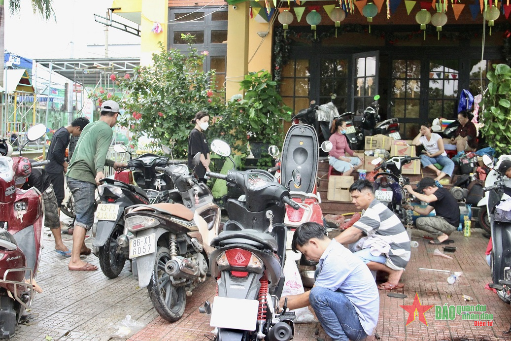 Tình người sau lũ dữ